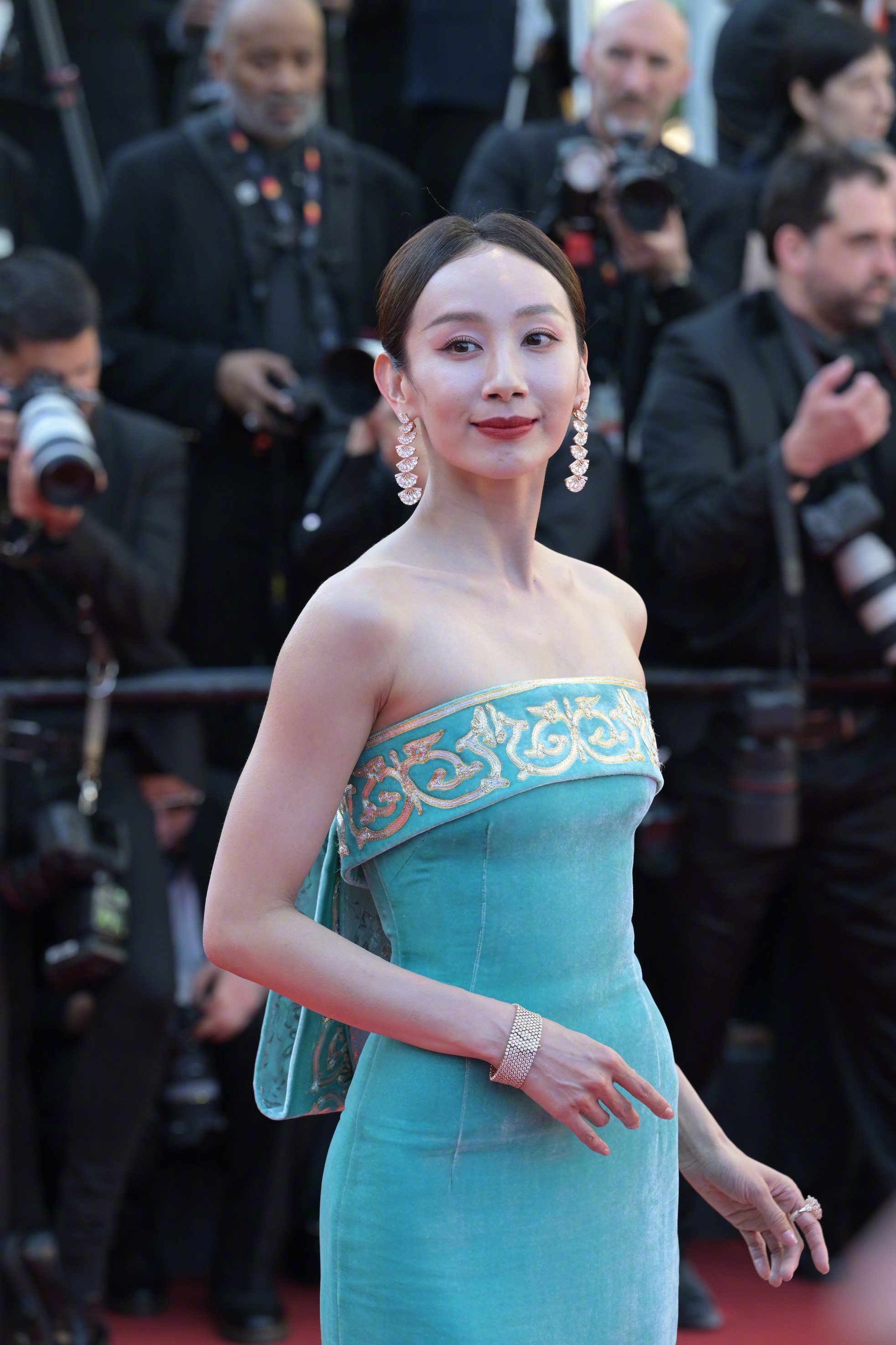 Chân Tử Đan dẫn vợ hoa hậu lên thảm đỏ Cannes, tỷ phú Amazon bị mạo danh - Ảnh 13.