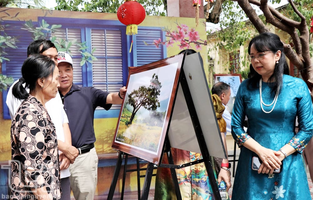 Ngay trong ngày khai mạc, Triển lãm đã thu hút hàng trăm lượt người tham quan.