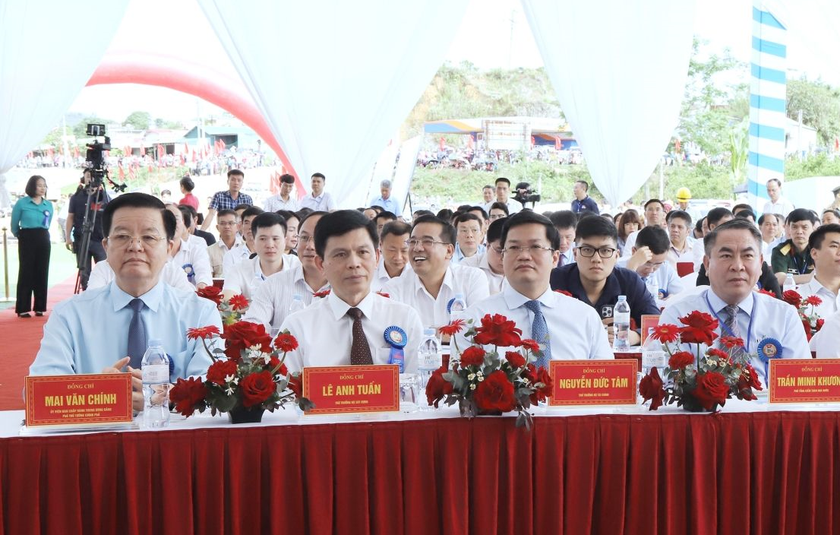 Các đại biểu tham dự buổi lễ.