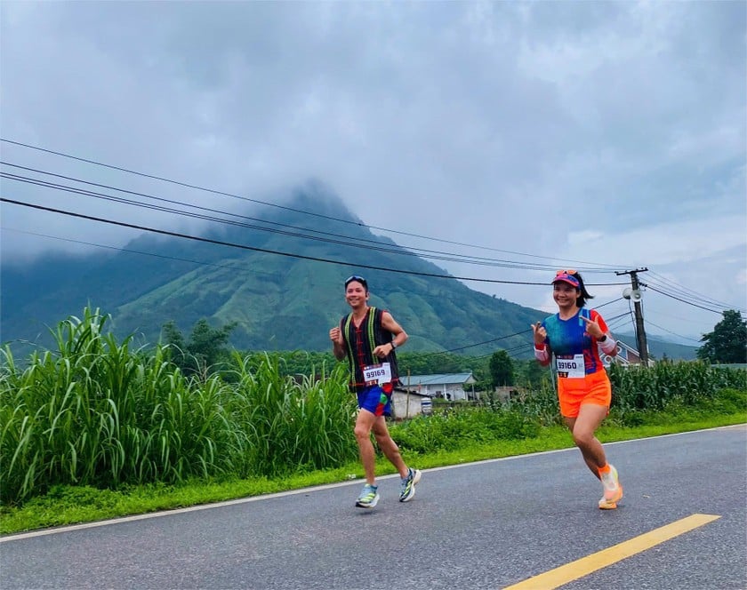 Các VĐV trên đường chạy tại Giải chạy Móng Cái Half Marathon.