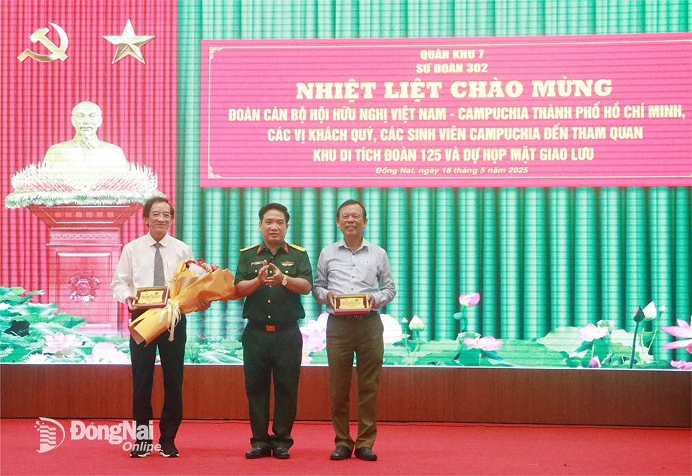 Lãnh đạo Sư đoàn 302 tặng hoa và quà tri ân các đơn vị tham gia tổ chức chương trình giao lưu. Ảnh: Sông Thao