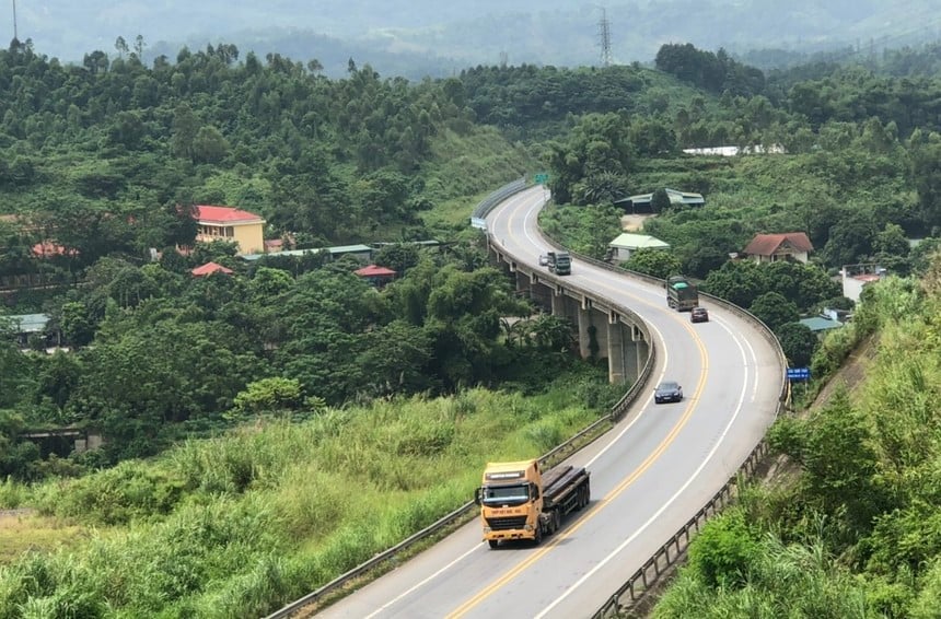 A section of Noi Bai - Lao Cai highway, Yen Bai - Lao Cai section.