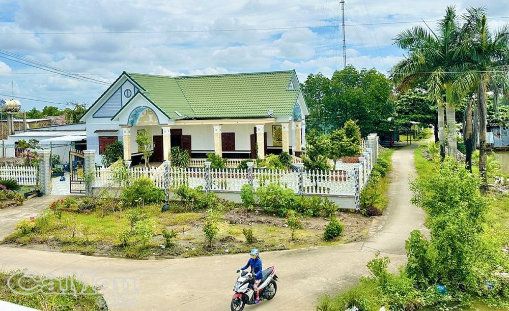 Về Trần Văn Thời hôm nay, mới cảm nhận hết sự đổi thay của quê hương anh hùng. Trên khắp các làng quê là những tuyến đường lộ bê tông, lộ nhựa, nhà xây mái ngói, mái tol mọc lên khang trang. 