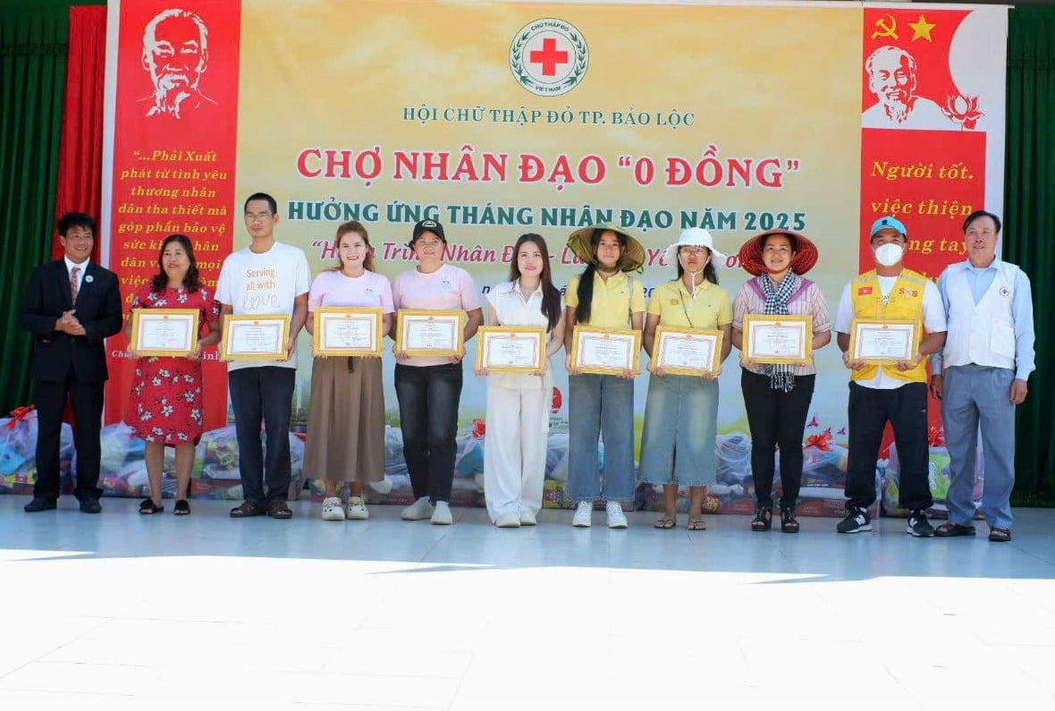 Ban tổ chức trao tặng Chứng nhân tri ân tấm lòng vàng cho các đơn vị đồng hành và nhà tài trợ