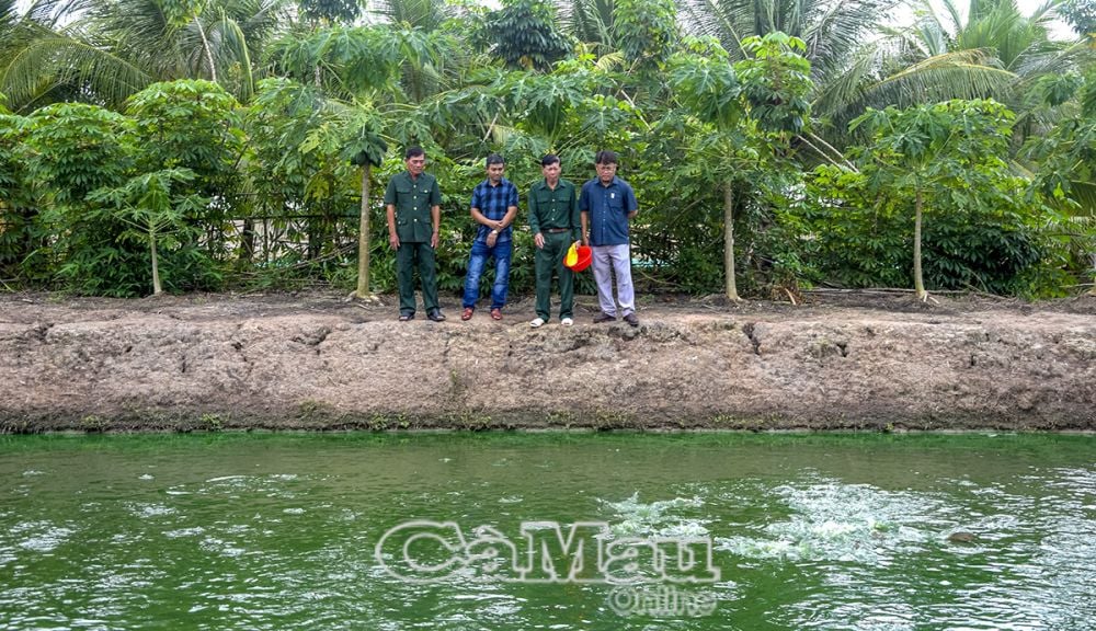 Học Bác CCB trên địa bàn xã tang gia sản xuất, làm gương cho con cháu noi theo.