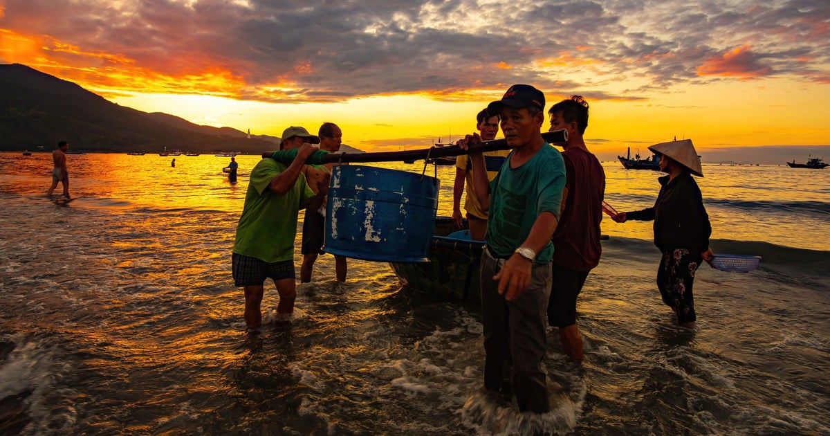 Da Nang beach is stunningly beautiful at dawn, captivating tourists