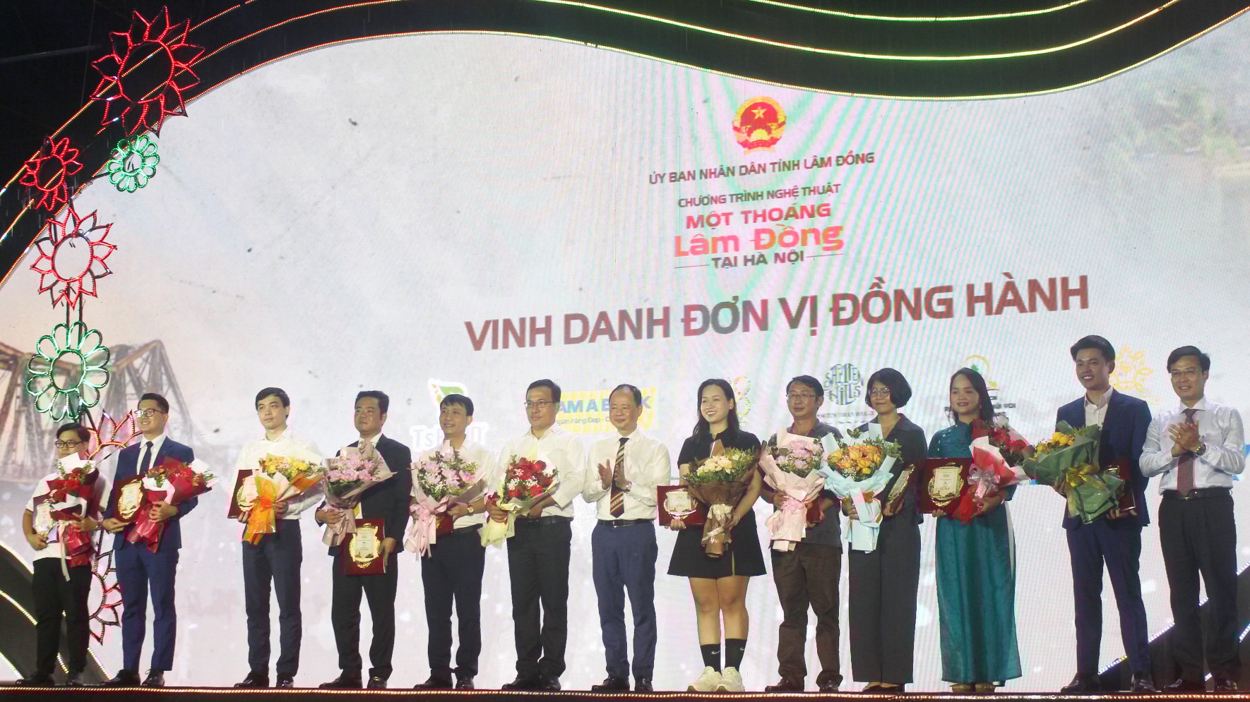 ជូនផ្កាដល់អង្គភាពដែលចូលរួមក្នុងទិវាវប្បធម៌