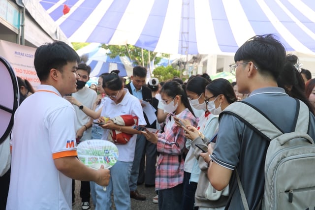 Hơn 20.000 sinh viên tham gia ngày hội việc làm về nhân lực số và AI- Ảnh 1.
