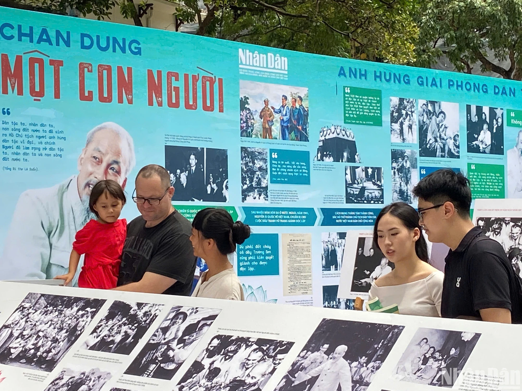 Triển lãm "Rạng rỡ tên Người" của Báo Nhân Dân: Nhớ về Người, lòng ta trong sáng hơn ảnh 2