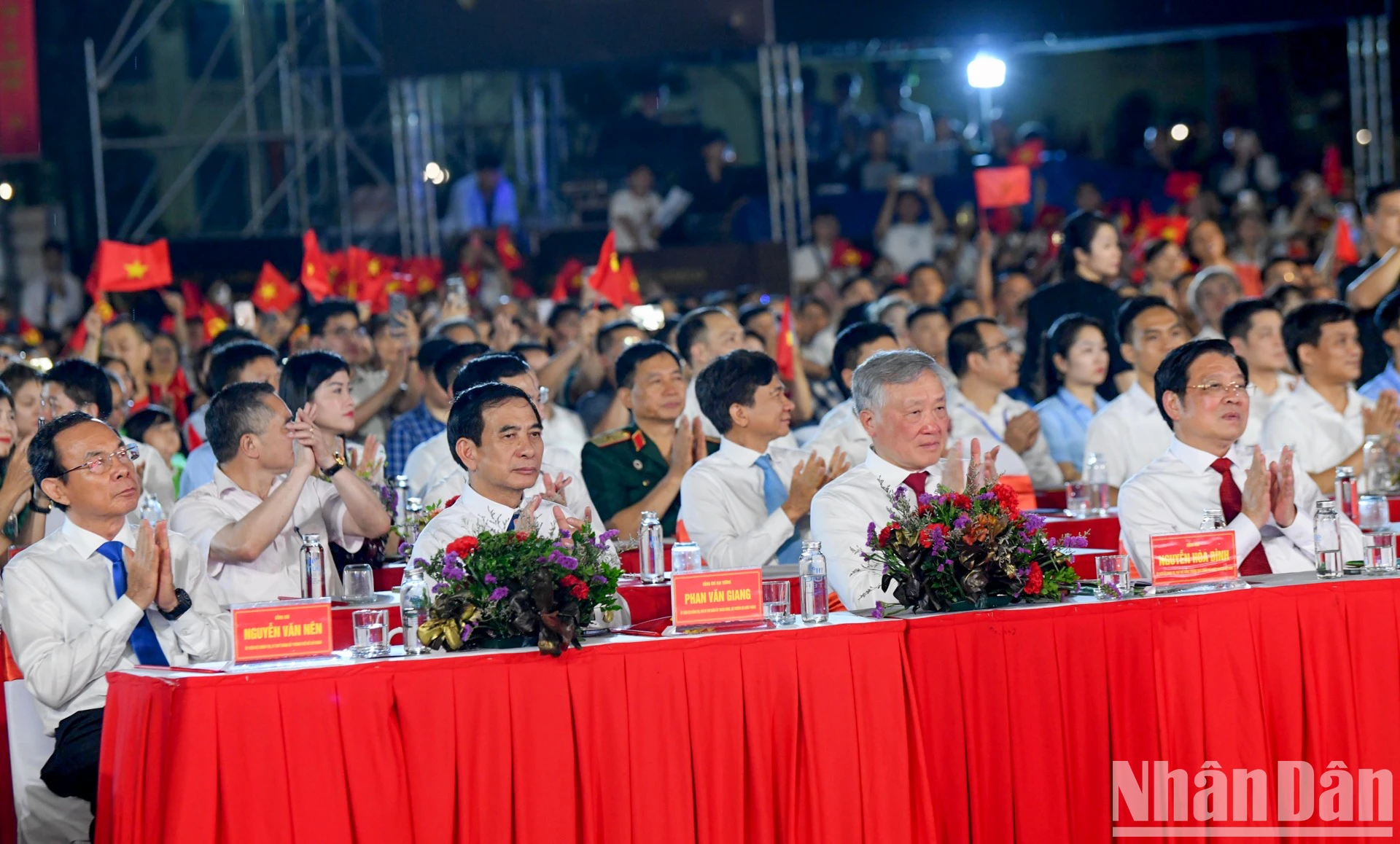 [រូបថត] ថ្នាក់ដឹកនាំបក្ស និងរដ្ឋចូលរួមកម្មវិធីសិល្បៈពិសេស “អ្នកជាហូជីមិញ” រូបថត ៣