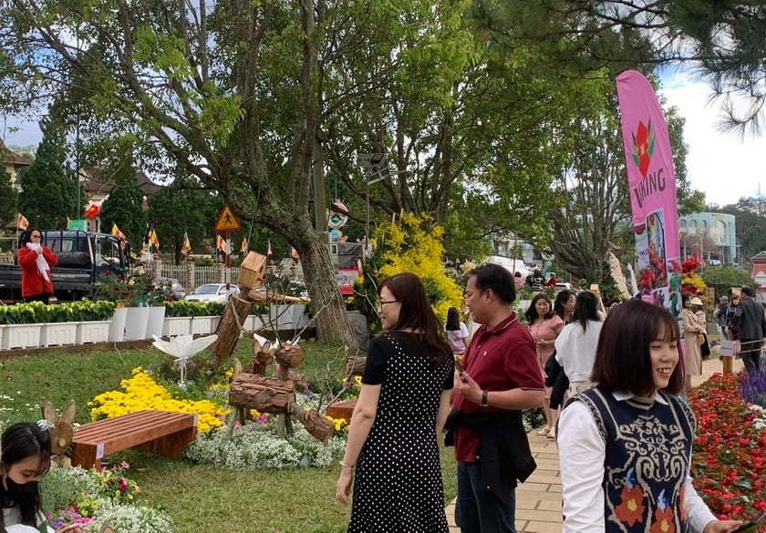 Du khách tham quan không gian lễ hội xung quanh Hồ Xuân Hương, TP Đà Lạt (Lâm Đồng).