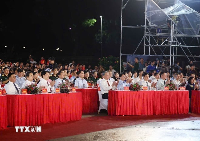 ttxvn-lanh-dao-dang-nha-nuoc-du-chuong-trinh-nghe-thuat-dac-biet-nguoi-la-ho-chi-minh-8039769-1.jpg