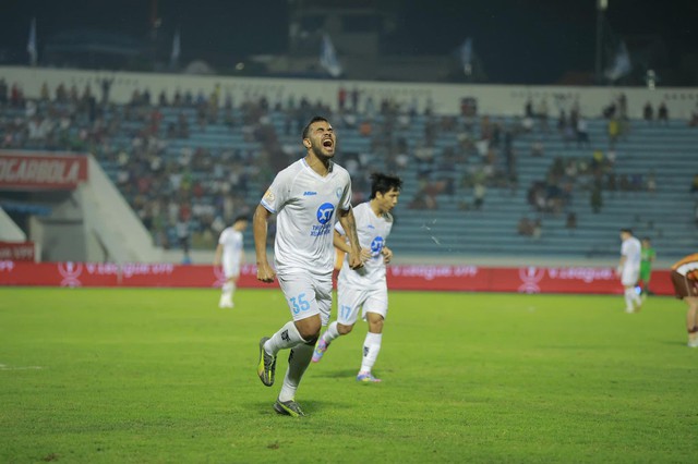 Nam Dinh besiegte HAGL und kam dem „Thron“ der V-League 2024–2025 näher – Foto 4.