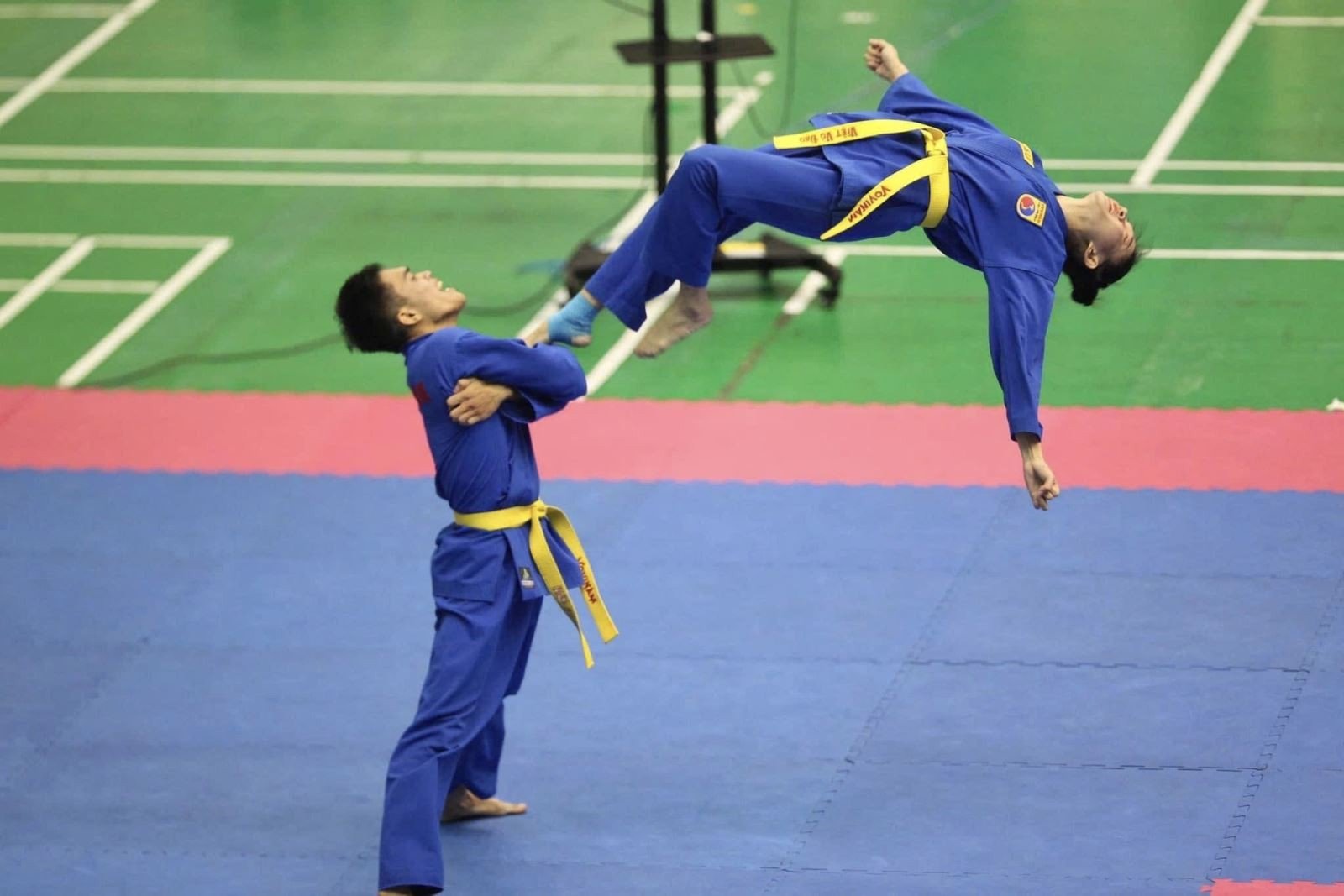 Chị Nguyễn Kim Hậu cùng đồng đội thực hiện các động tác trong bộ môn Vovinam.