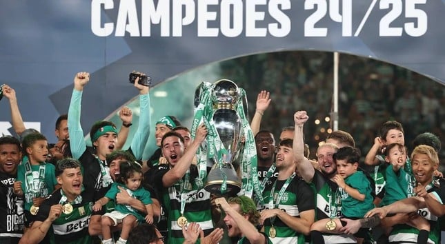 Ruben Amorim giành danh hiệu tập thể đầu tiên ở mùa giải 2024/25 ảnh 2