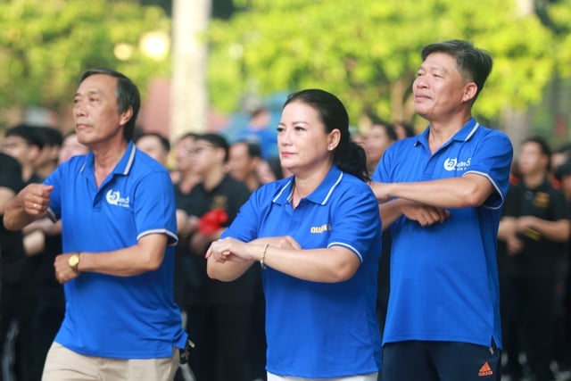 Sôi nổi Chương trình đi bộ Cán bộ, công chức, viên chức, doanh nghiệp Quận 5- Ảnh 2.