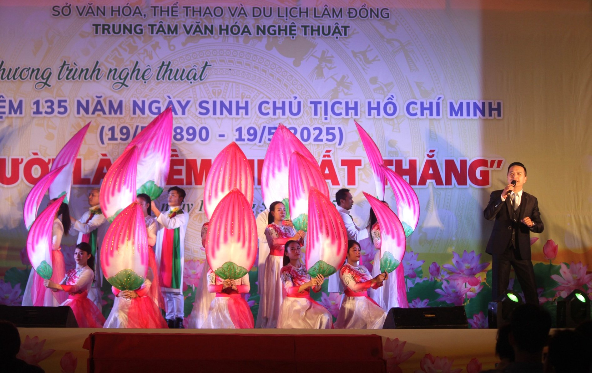 Tiết mục Từ làng Sen