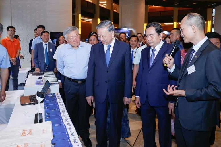 Tổng Bí thư Tô Lâm, Chủ tịch Quốc hội Trần Thanh Mẫn, Phó Thủ tướng Thường trực Chính phủ Nguyễn Hòa Bình thăm các gian trưng bày sản phẩm của các doanh nghiệp tư nhân.