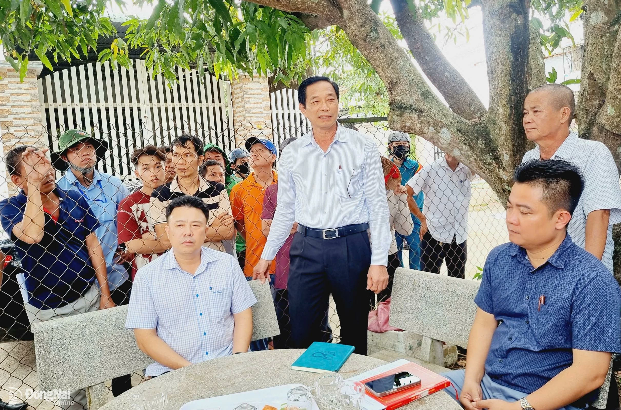 Bí thư Huyện ủy Long Thành trao đến hộ gia đình vận động bàn giao mặt bằng. Ảnh: Chí Tài
