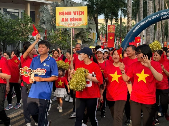 Sôi nổi Chương trình đi bộ Cán bộ, công chức, viên chức, doanh nghiệp Quận 5- Ảnh 5.