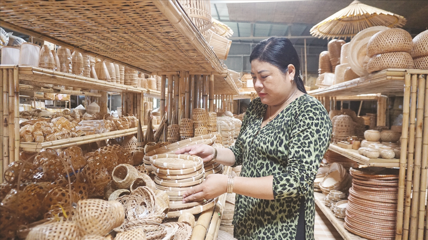 Khmer ethnic female artisan "revives" bamboo and rattan weaving village