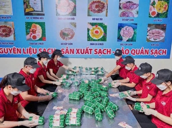 Cơ sở sản xuất giò bê của anh Lê Hải Quân ở xã Kim Liên, huyện Nam Đàn tạo thu nhập ổn định cho nhiều lao động địa phương.