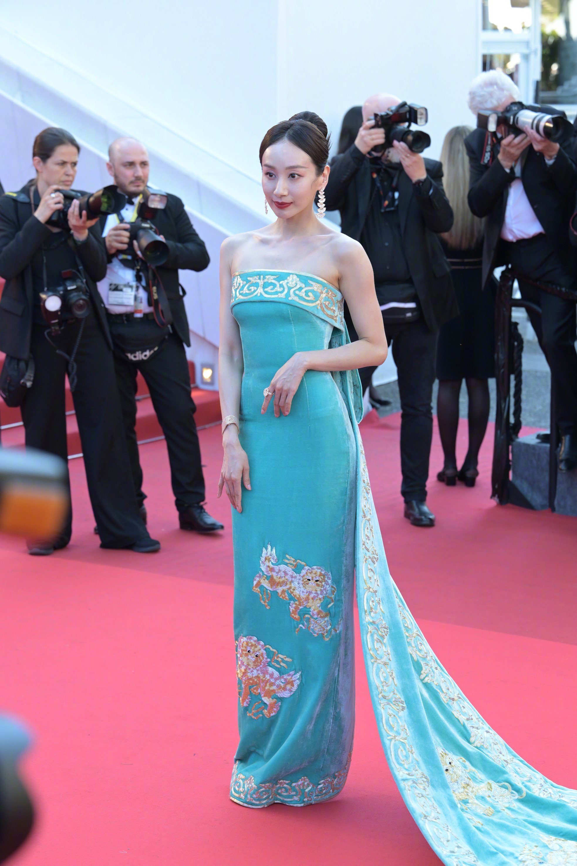 Chân Tử Đan dẫn vợ hoa hậu lên thảm đỏ Cannes, tỷ phú Amazon bị mạo danh - Ảnh 10.