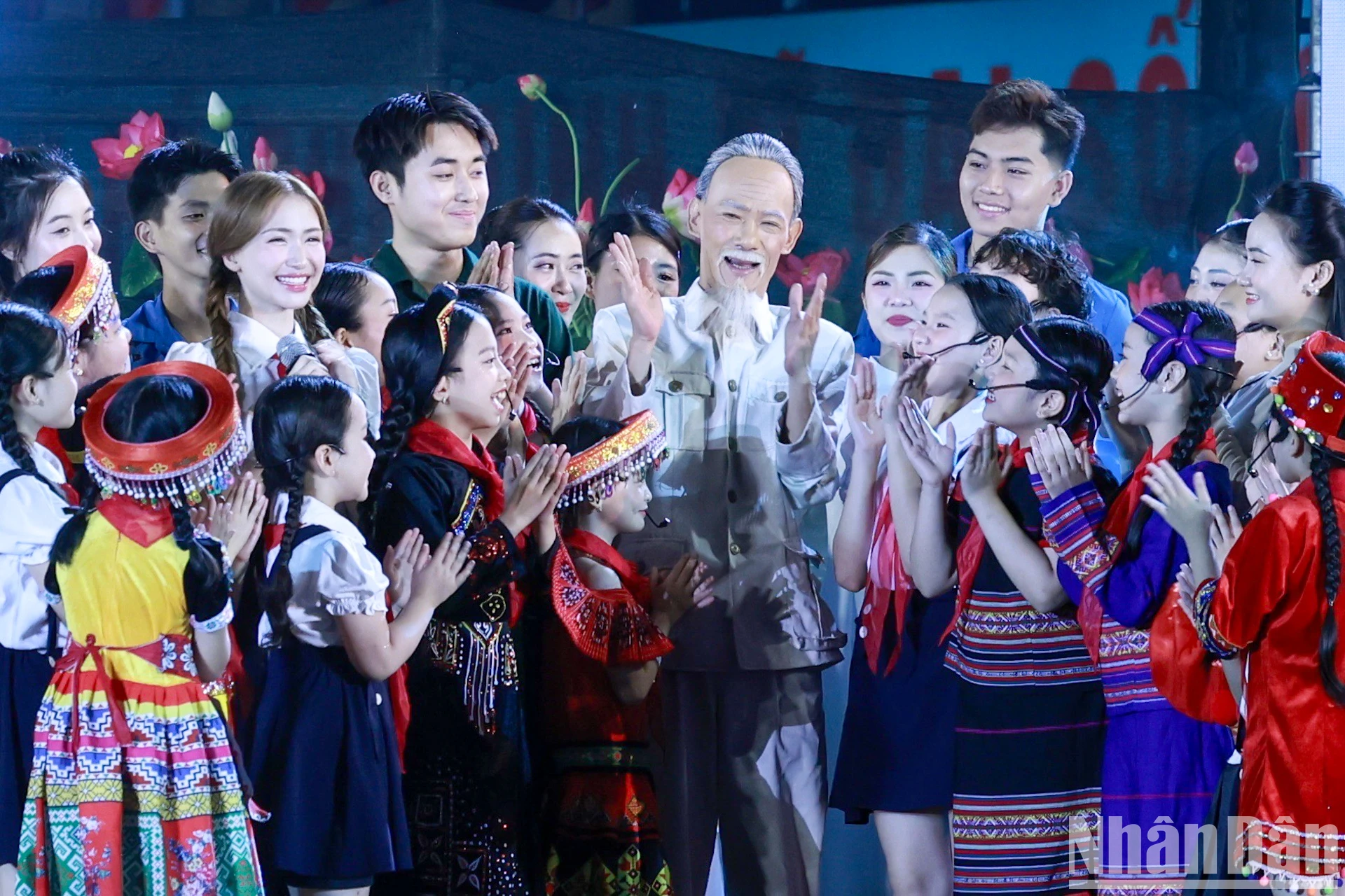 [រូបថត] ថ្នាក់ដឹកនាំបក្ស និងរដ្ឋចូលរួមកម្មវិធីសិល្បៈពិសេស “អ្នកជាហូជីមិញ” រូបថត ៤