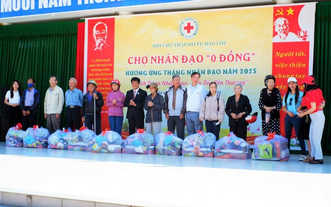 Lãnh đạo Hội Chữ thập đỏ TP Bảo Lộc và các nhà tài trợ trao tặng quà cho các hoàn cảnh khó khăn