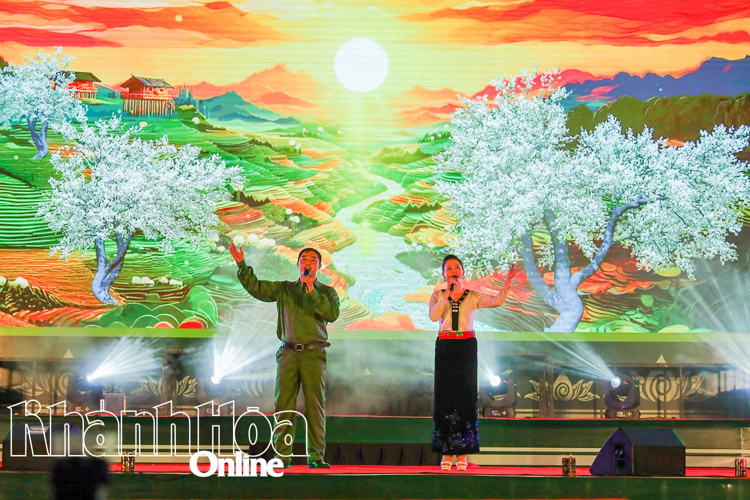 Singers Trong Khai and Thanh Vy perform the song 