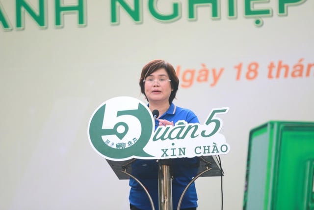 Sôi nổi Chương trình đi bộ Cán bộ, công chức, viên chức, doanh nghiệp Quận 5- Ảnh 1.