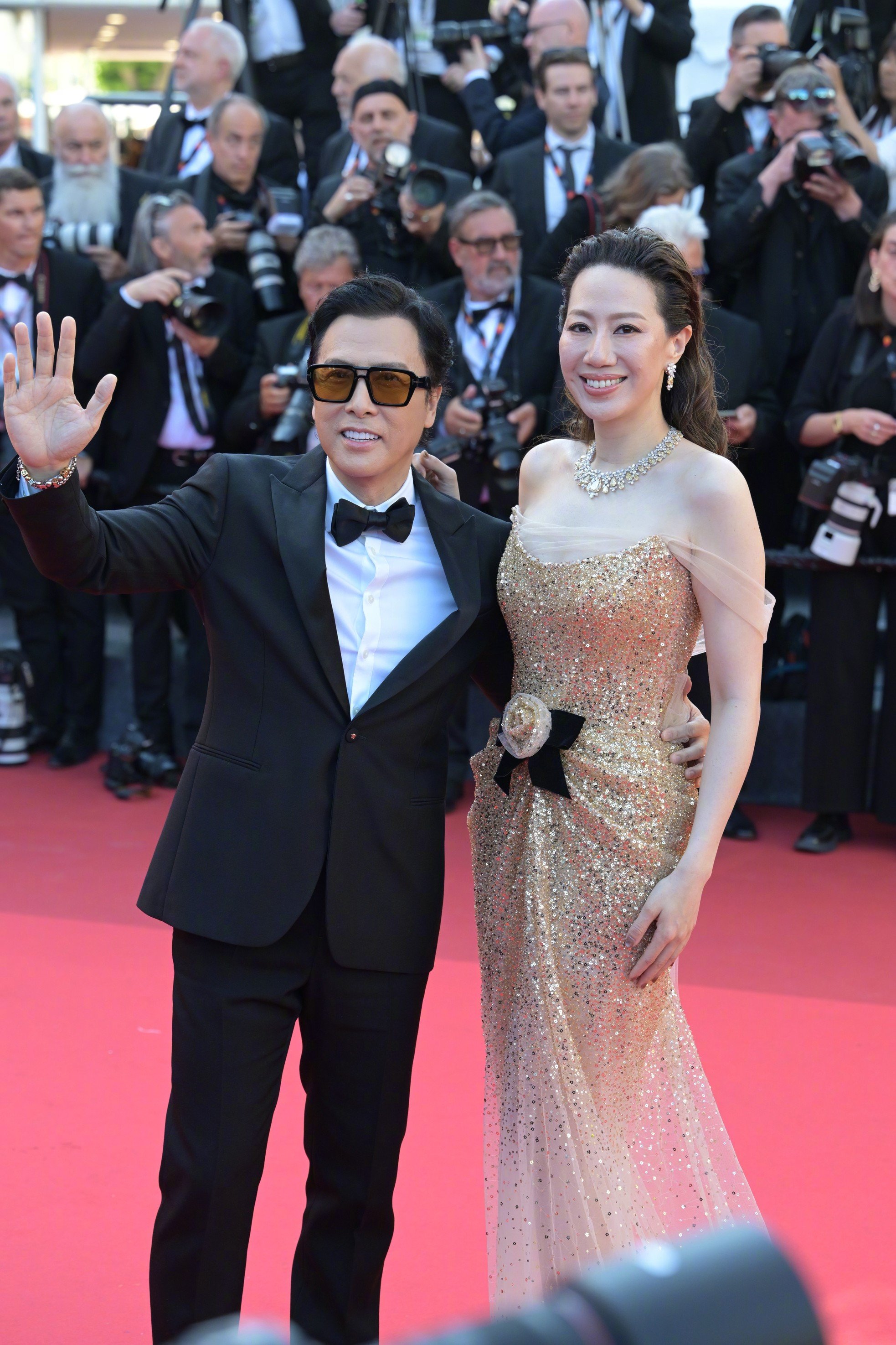 Chân Tử Đan dẫn vợ hoa hậu lên thảm đỏ Cannes, tỷ phú Amazon bị mạo danh - Ảnh 2.