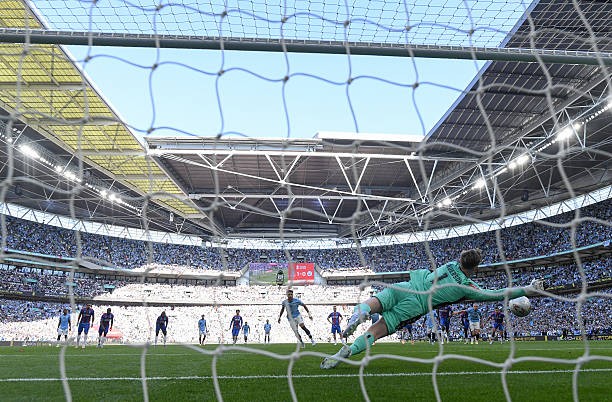 El héroe Henderson confía en poder atajar con éxito el penalti del Manchester City foto 4