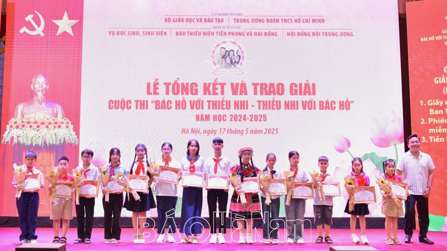 ហាណាមមាន១ក្រុម និងសិស្ស២រូបដែលឈ្នះការប្រកួតថ្នាក់ជាតិ 