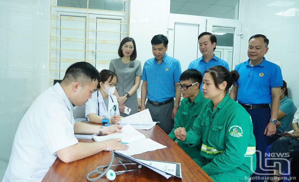 Người lao động của Công ty CP Môi trường và Công trình đô thị Thái Nguyên được khám sức khỏe miễn phí.