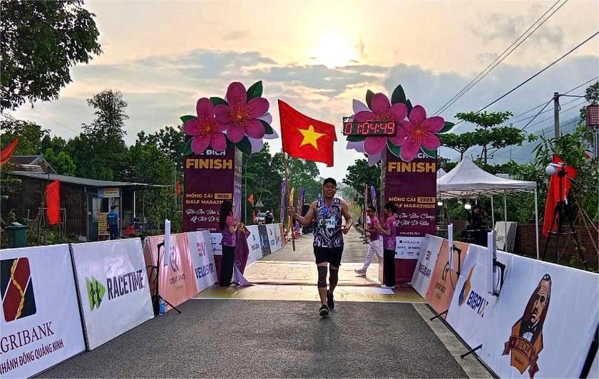 Phóng viên Báo Pháp luật Việt Nam tham gia giải phong trào 5 km với thành tích 1 giờ 04 phút 49 giây.