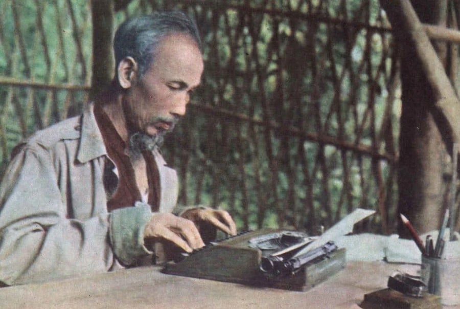 Chủ tịch Hồ Chí Minh làm việc tại Việt Bắc năm 1952.