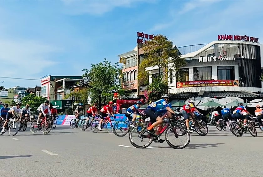 Các tay đua cạnh tranh nhau trên từng chặng đường.