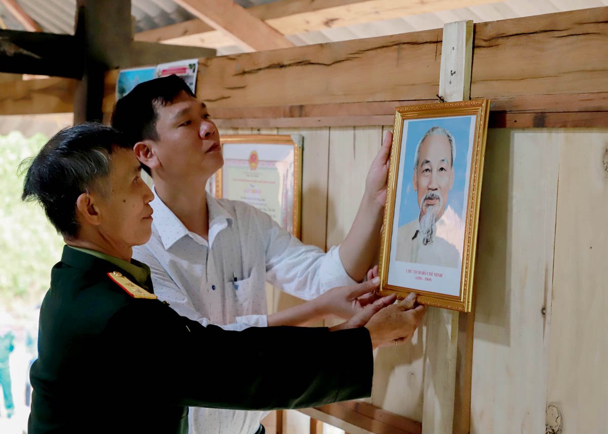 Ông Mai Trung Liên, thôn Nà Han, xã Yên Định (Bắc Mê) thương binh hạng 4 xúc động treo bức chân dung Chủ tịch Hồ Chí Minh vào vị trí trang trọng nhất của ngôi nhà.