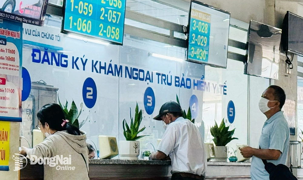 Người dân đăng ký khám, chữa bệnh bảo hiểm y tế tại Bệnh viện Đa khoa Đồng Nai. Ảnh: Hạnh Dung