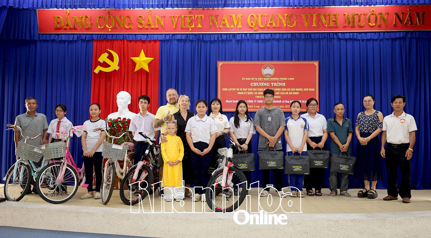 Đại diện UBMTTQ Việt Nam phường Phước Long và mạnh thường quân trao quà cho đại diện các học sinh.