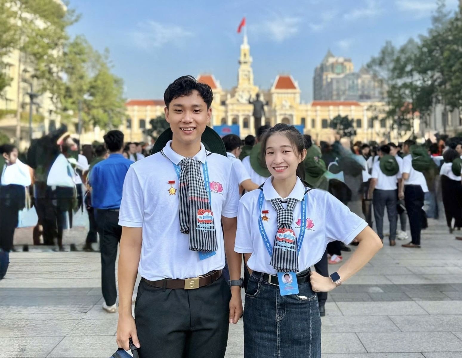 Chị Nguyễn Kim Hậu chụp ảnh kỷ niệm tại đại hội Thanh niên tiên tiến làm theo lời Bác năm 2025.