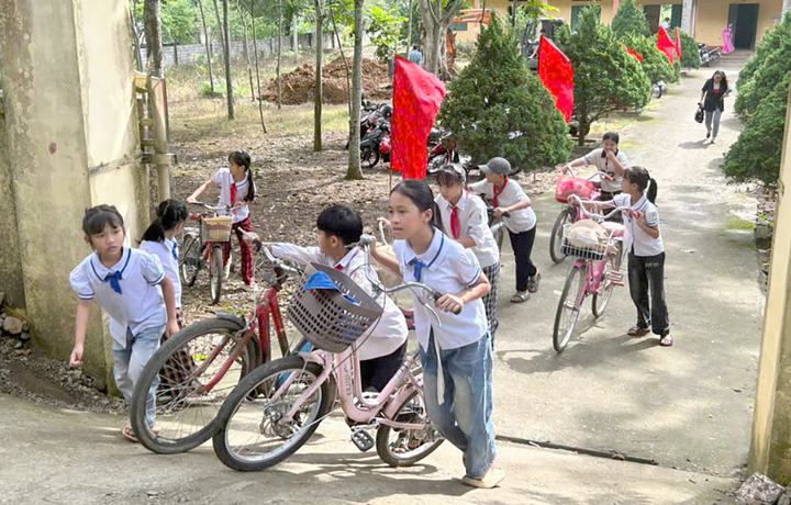 Học sinh thường phải đạp xe đi học từ nhà đến điểm trường từ 3-7 km đường dốc và nhỏ trên núi cao, rất nguy hiểm trong mùa mưa lũ. Khi điểm trường xuống cấp, học sinh phải đạp thêm khoảng 5km nữa để tới điểm trường trung tâm.