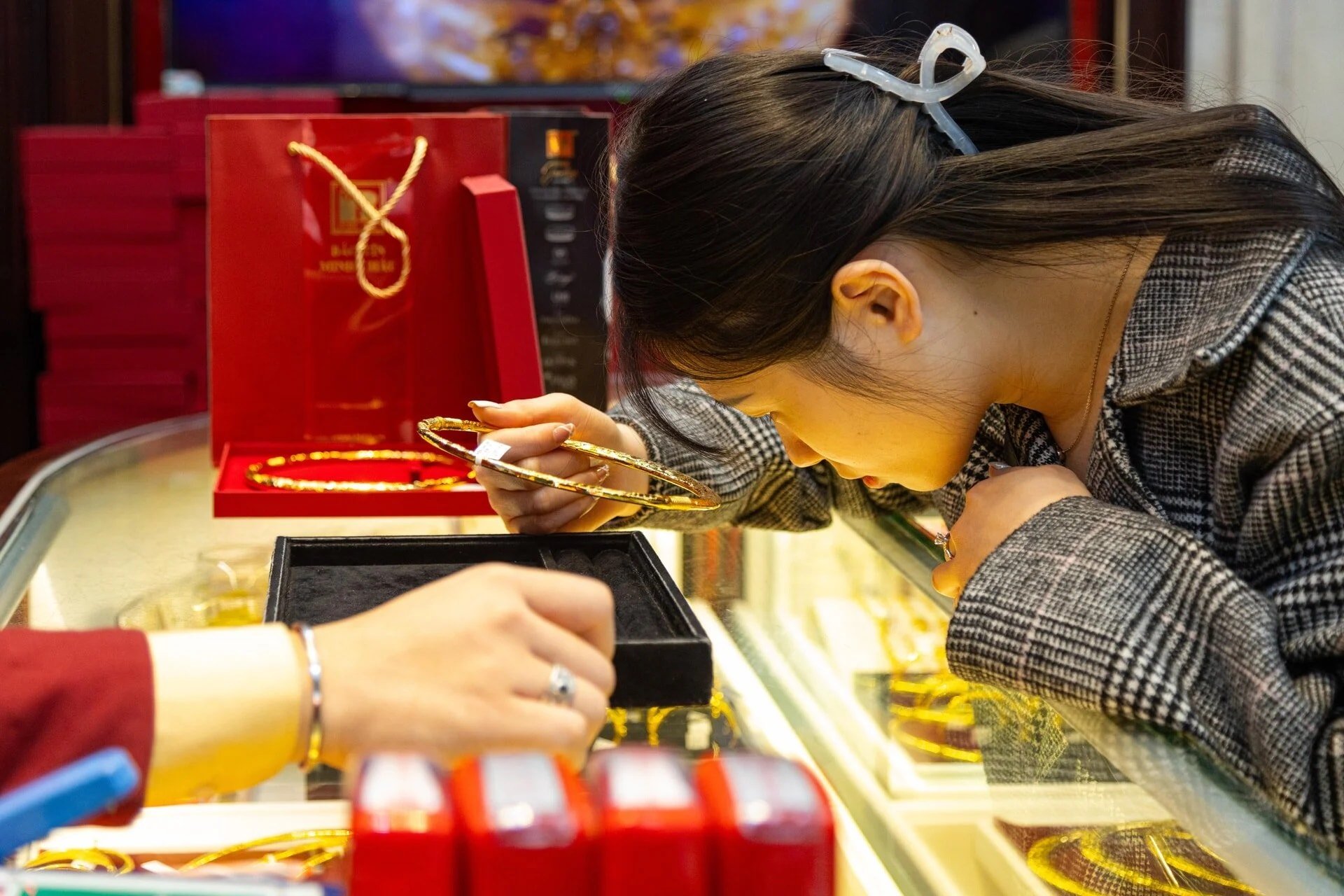 Giá vàng hôm nay 18/5: Giá vàng tăng trở lại trên 3200 USD
