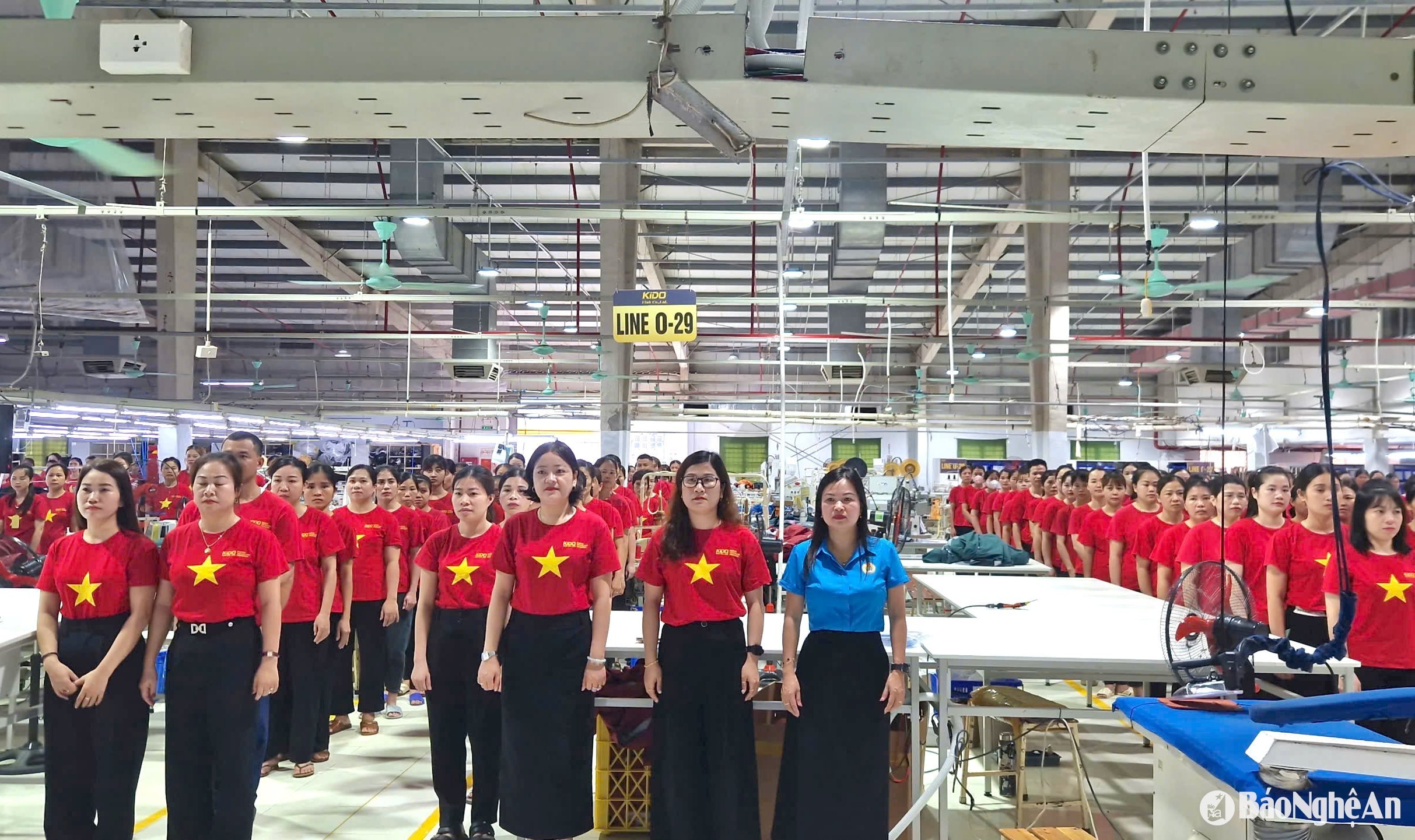 tặng quà cho công nhân chào cờ ngày 19.5 Tháng Công nhân 2025 Ảnh CSCC00000