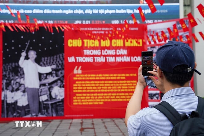 ttxvn-trung-bay-anh-chu-tich-ho-chi-minh-4.jpg