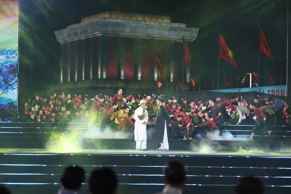 Hòa Minzy xúc động hát trong đêm nhạc Người là Hồ Chí Minh - 3