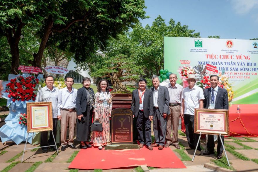 ដើមជ្រៃទន្លេ Hinh ដែលមានអាយុរាប់រយឆ្នាំនៅ Dak Lak ក្លាយជាដើមឈើបេតិកភណ្ឌ
