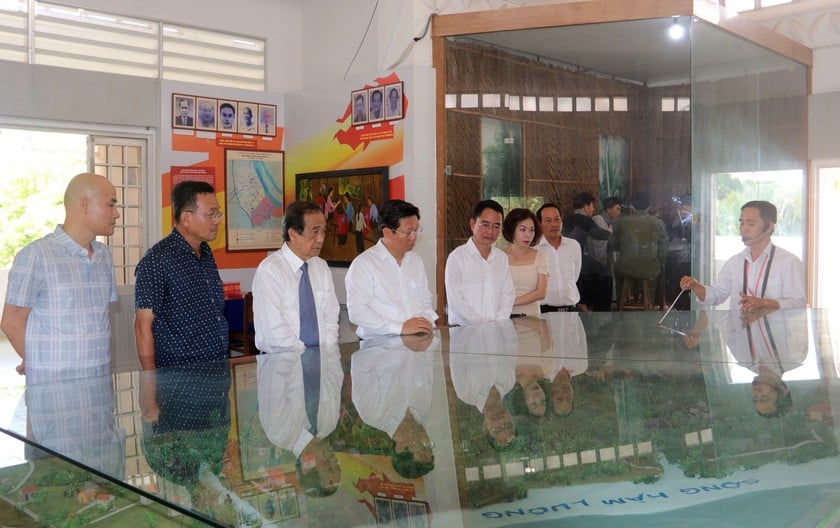 Lãnh đạo Báo Pháp luật Việt Nam và lãnh đạo tỉnh Bến Tre tham quan Khu di tích quốc gia đặc biệt Đồng Khởi Bến Tre.