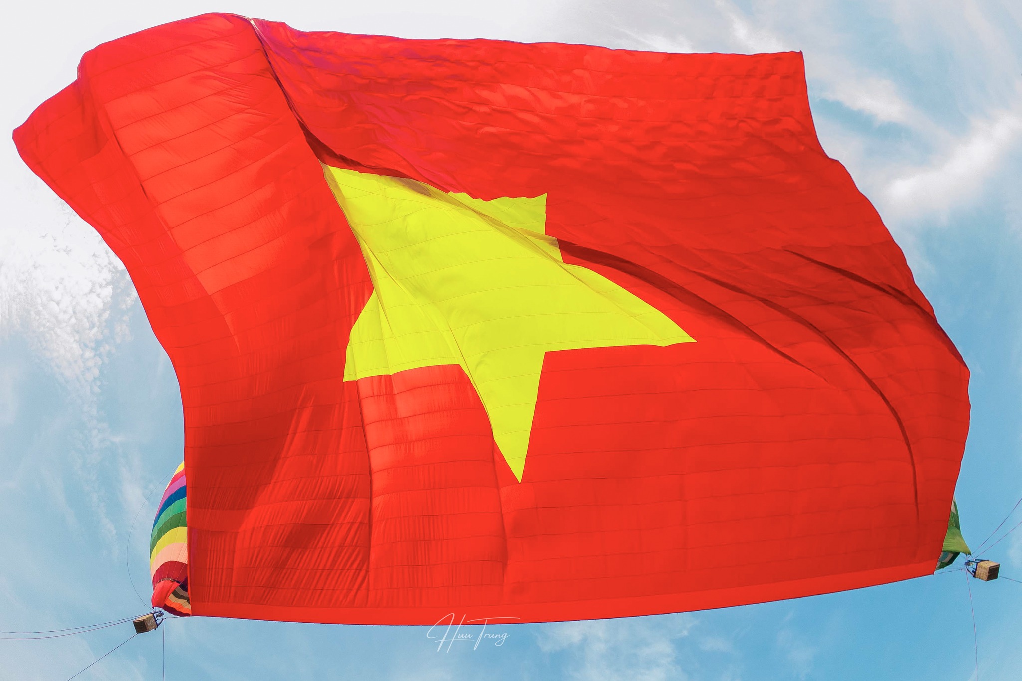 Xúc động Lễ chào cờ và bay Đại kỳ Tổ quốc nhân kỷ niệm 135 năm Ngày sinh Chủ tịch Hồ Chí Minh